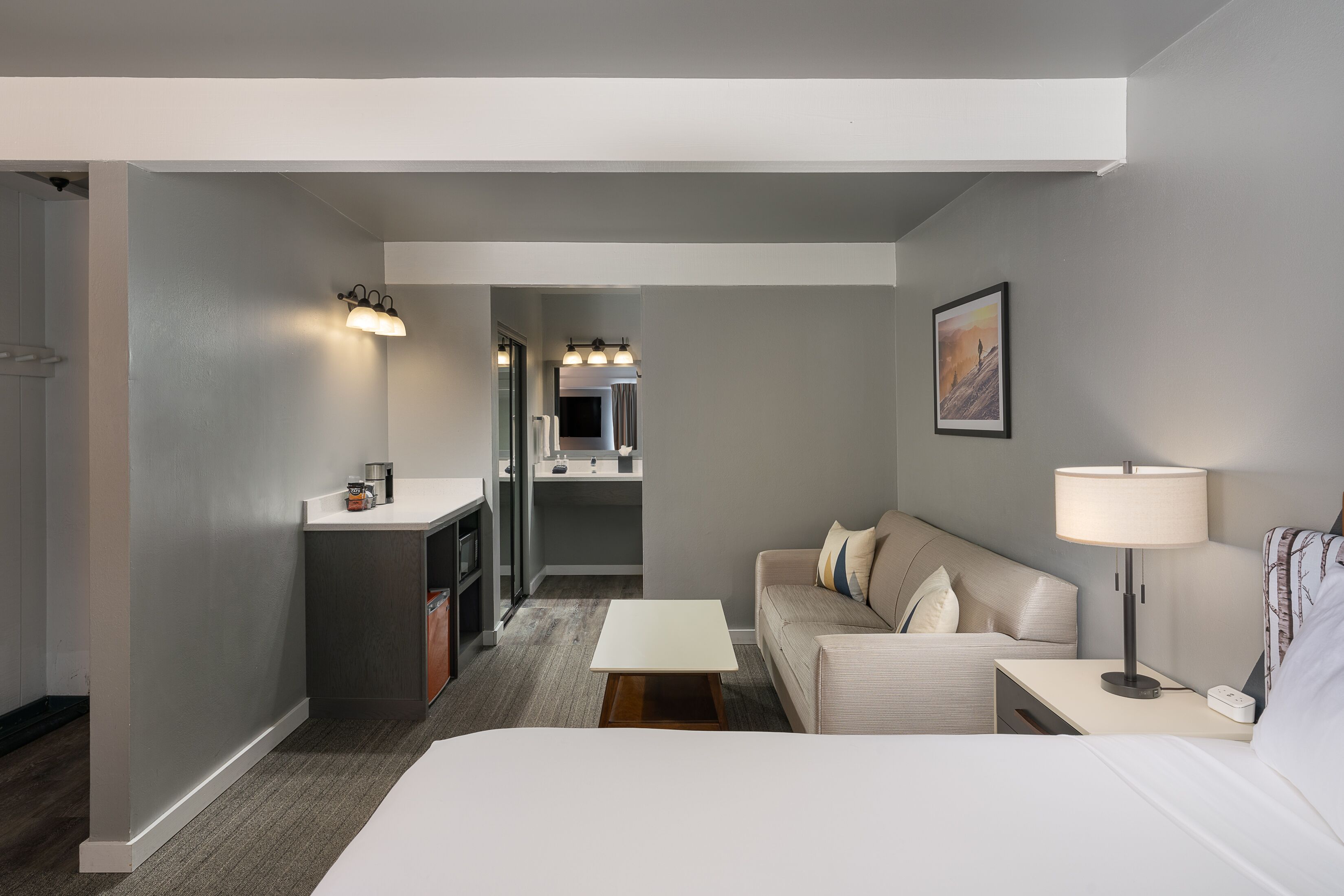 standard room, 1 king bed (standard king room) | blackout curtains, iron/ironing board, free wifi, bed sheets