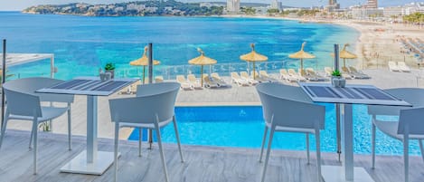 Piscine extérieure (ouverte en saison), parasols de plage