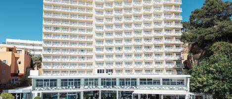 Un hotel gran amb nombroses galeries, piscina i zones d'estar a l'aire lliure.