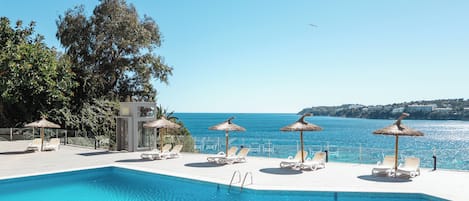 Kolam renang outdoor musiman, dengan payung kolam renang