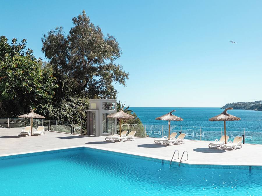 Sesongbasert utendørsbasseng, bassengparasoller og solsenger