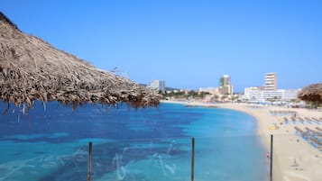 Sulla spiaggia, sabbia bianca, teli da spiaggia