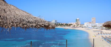 Am Strand, weißer Sandstrand, Strandtücher