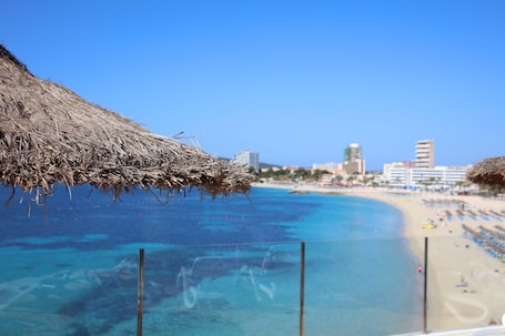 En la playa, arena blanca, toallas de playa
