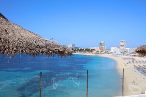 En la playa, arena blanca, toallas de playa