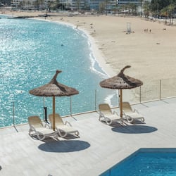 Sulla spiaggia, sabbia bianca, teli da spiaggia