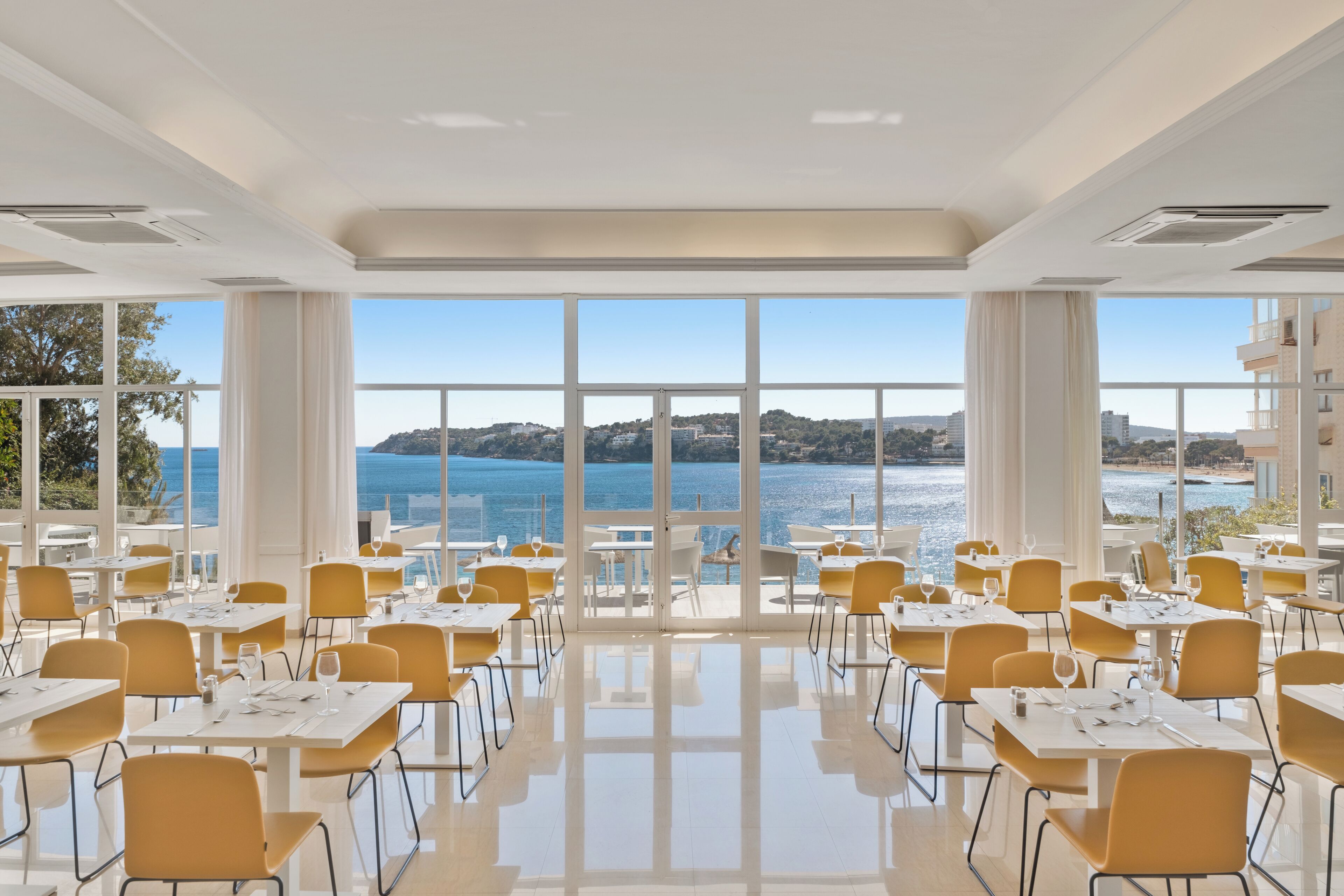 供应早餐和晚餐，国际美食，泳池景观