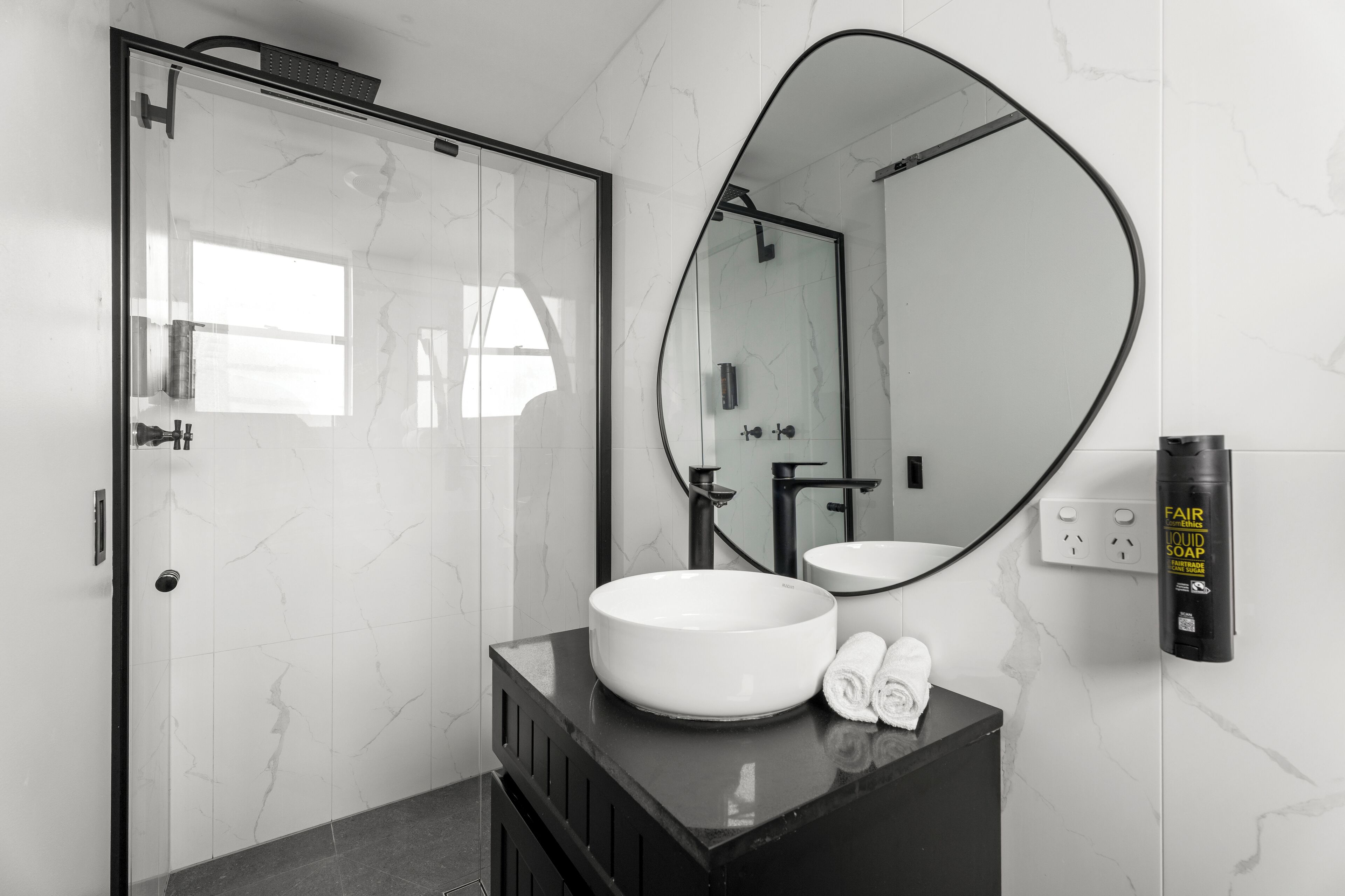 Chambre Deluxe, 1 très grand lit et 1 canapé-lit | Salle de bain