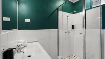Scenic View Queen Bed | Bathroom