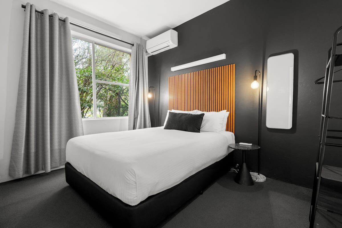 Queen Plus Two | Premium bedding, minibar (free items), desk, laptop workspace