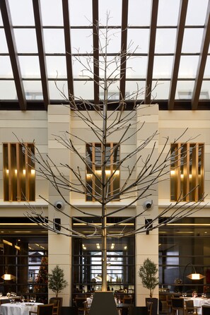 Petit déjeuner, déjeuner et dîner servis sur place