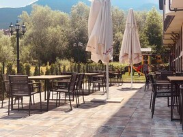 供应早餐、午餐和晚餐，国际美食