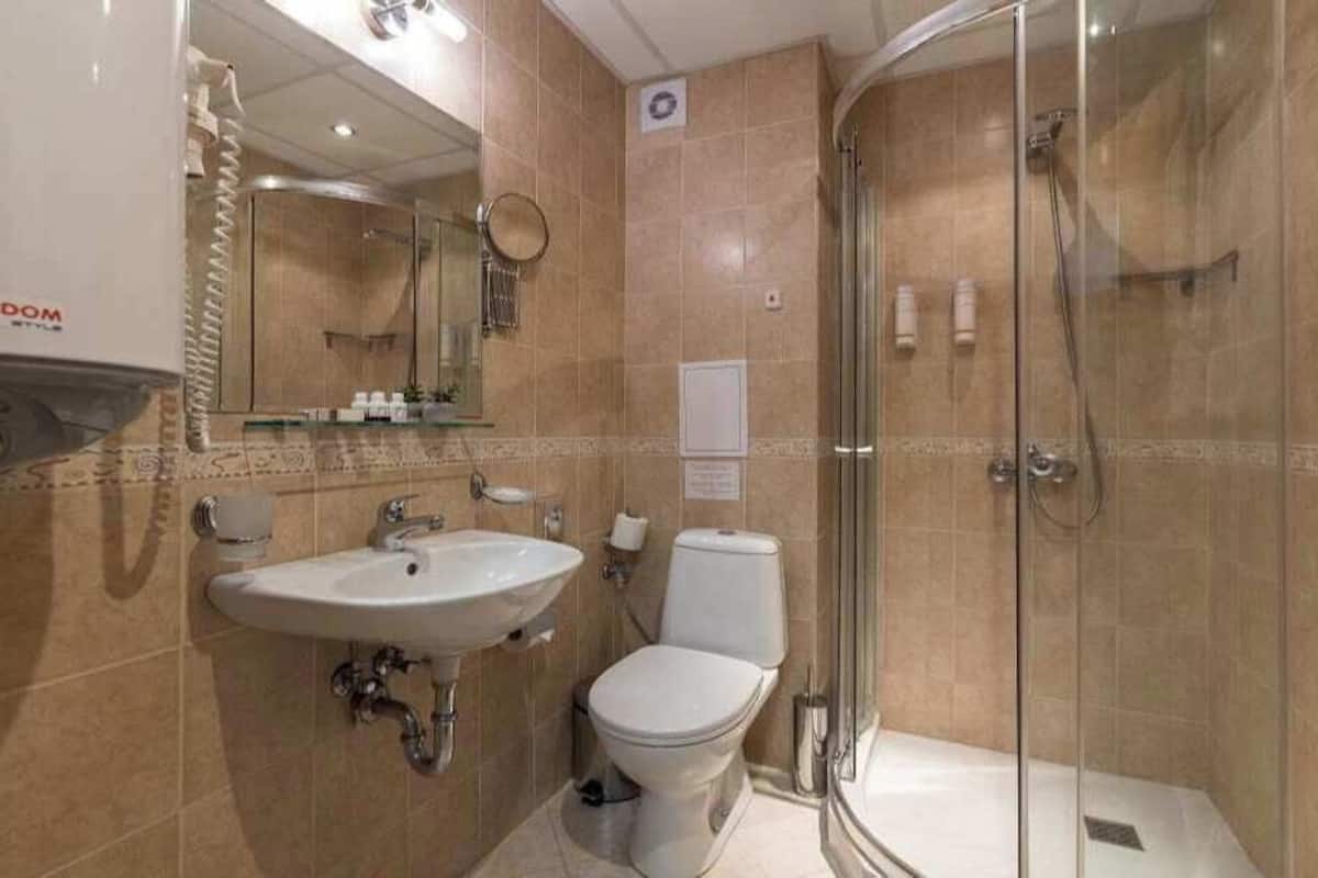standard studio | bathroom | shower, hair dryer, bathrobes, slippers