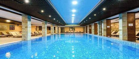 Kolam renang indoor