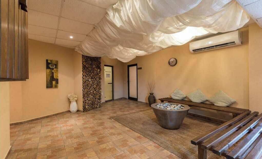 couples treatment room(s), sauna, hot tub, steam room