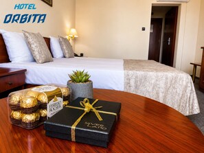 Bantalan ekstra lembut, minibar, meja kerja, dan kedap suara