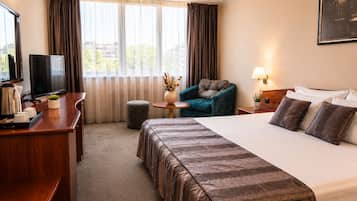 Standaard kamer | Pillowtop-bedden, een minibar, een bureau, geluiddichte muren