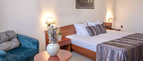 Habitación estándar | Colchones con acolchado adicional, minibar, escritorio