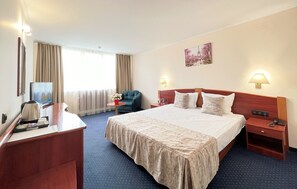 Rom – standard | Senger med overmadrass, minibar, skrivebord og lydisolert