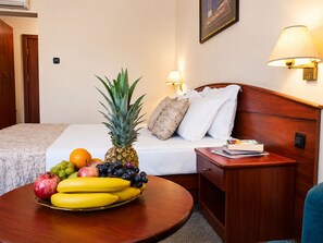 Standaard kamer | Pillowtop-bedden, een minibar, een bureau, geluiddichte muren