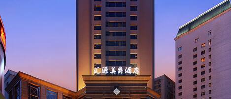 Un hotel alto con un llamativo letrero Grand Mercure en la entrada.