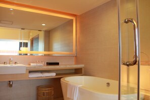 Articles de toilette écologiques, sèche-cheveux, peignoirs, chaussons