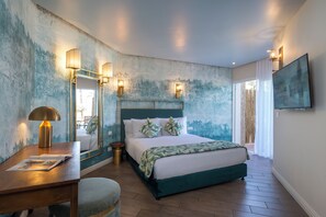 Superior With Private Pool | Allergitestet sengetøy, minibar, safe på rommet og skrivebord