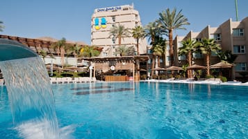 Piscine extérieure, parasols de plage, chaises longues