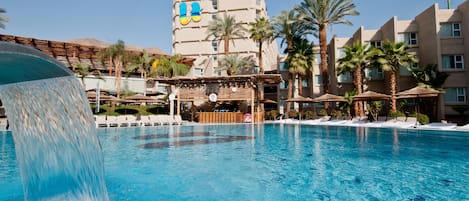 Piscine extérieure, parasols de plage, chaises longues