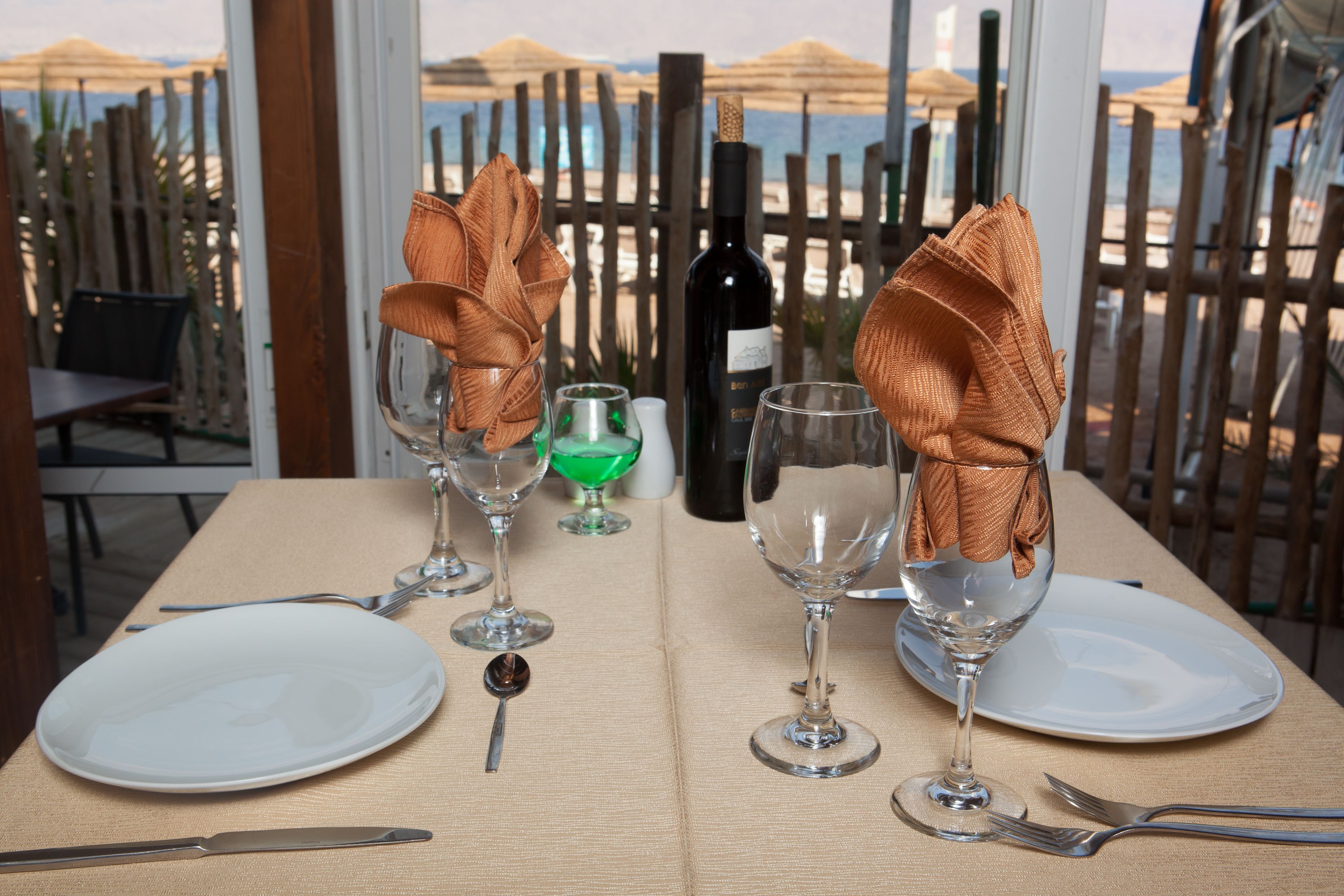 2 restaurants; lunch and dinner served 