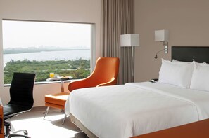 Habitación superior, 1 cama de matrimonio grande | Caja fuerte, escritorio, espacio para trabajar con un portátil