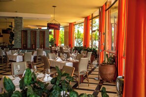 Breakfast, lunch, dinner served; al fresco dining