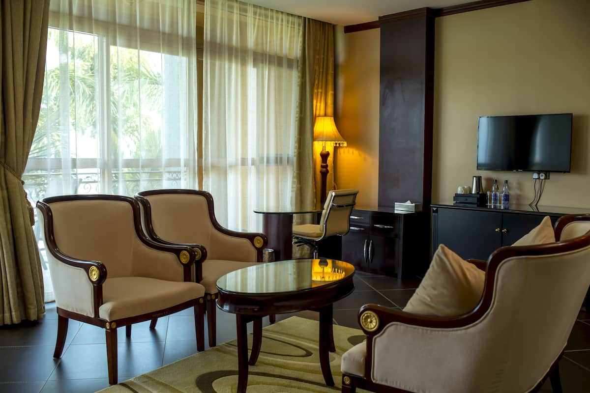 executive suite, 1 king bed, balcony | living area | lcd tv