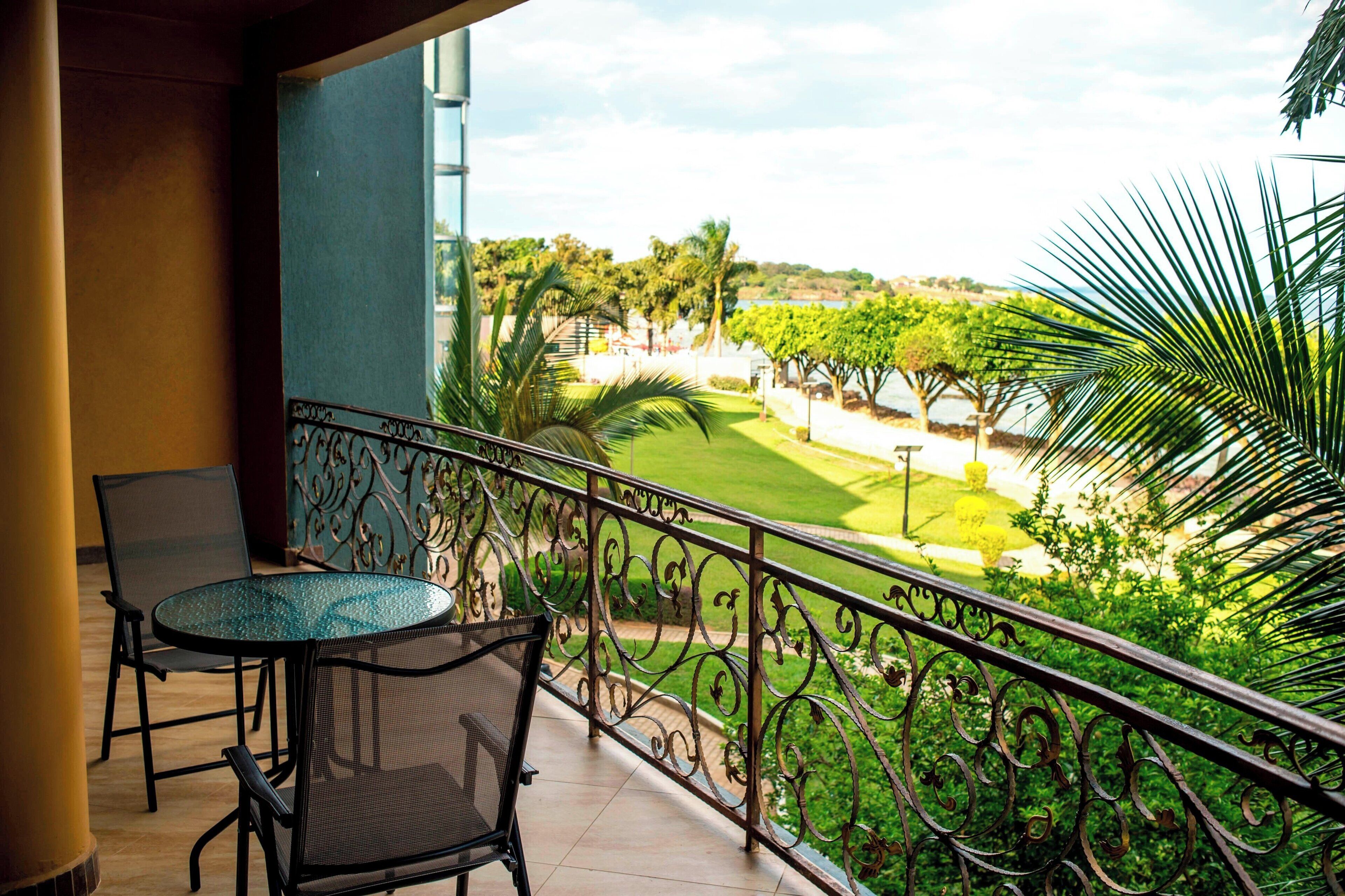 executive suite, 1 king bed, balcony | 1 bedroom, minibar, in-room safe, desk