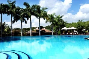 Piscine extérieure, parasols de plage, chaises longues