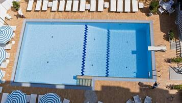 Een seizoensgebonden buitenzwembad, parasols voor strand/zwembad