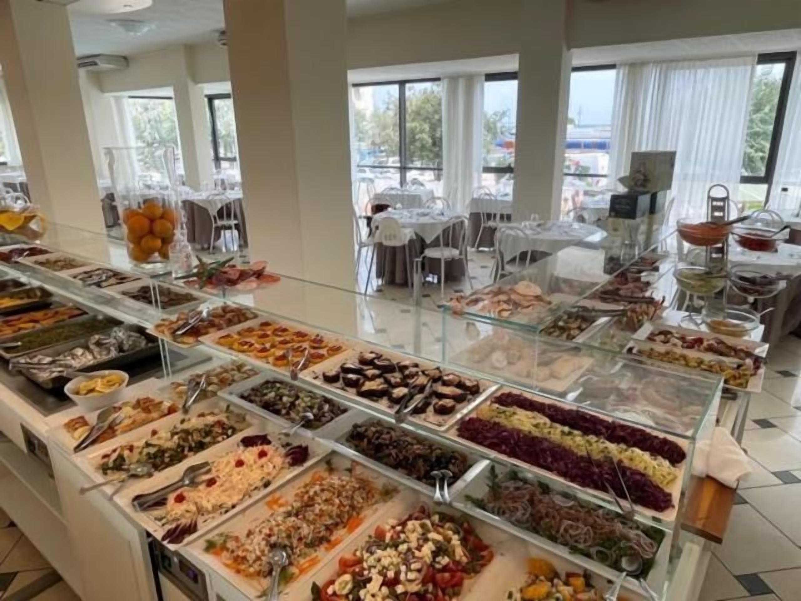 아침 식사, 점심 식사 및 저녁 식사 제공