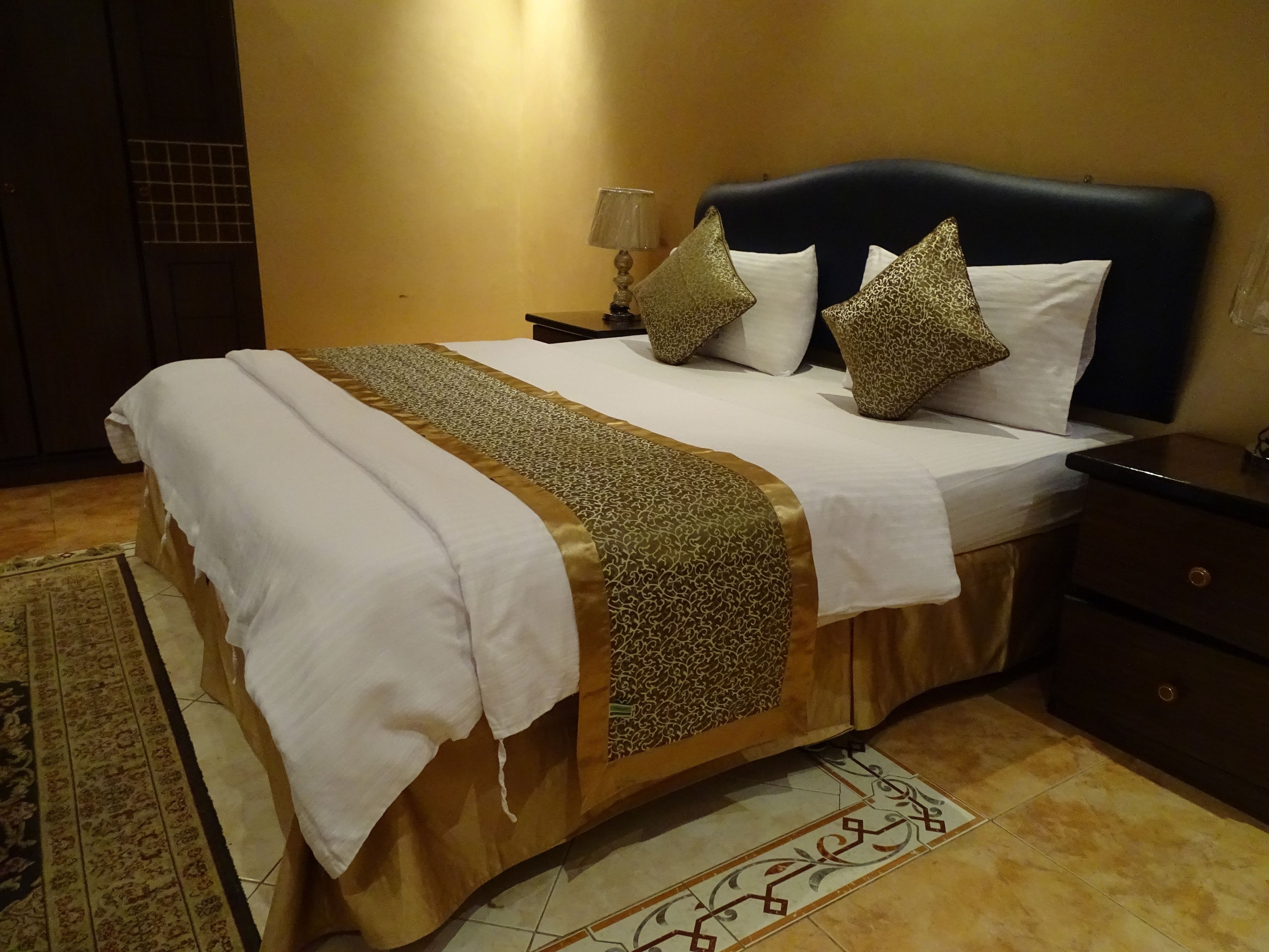 Down comforters, in-room safe, soundproofing, free cribs/infant beds