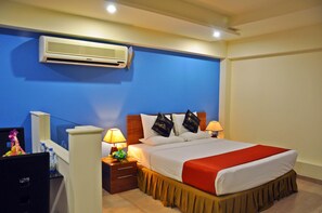 Business Studio Suite, 1 Bedroom, Kitchen | Premium bedding, minibar, in-room safe, desk