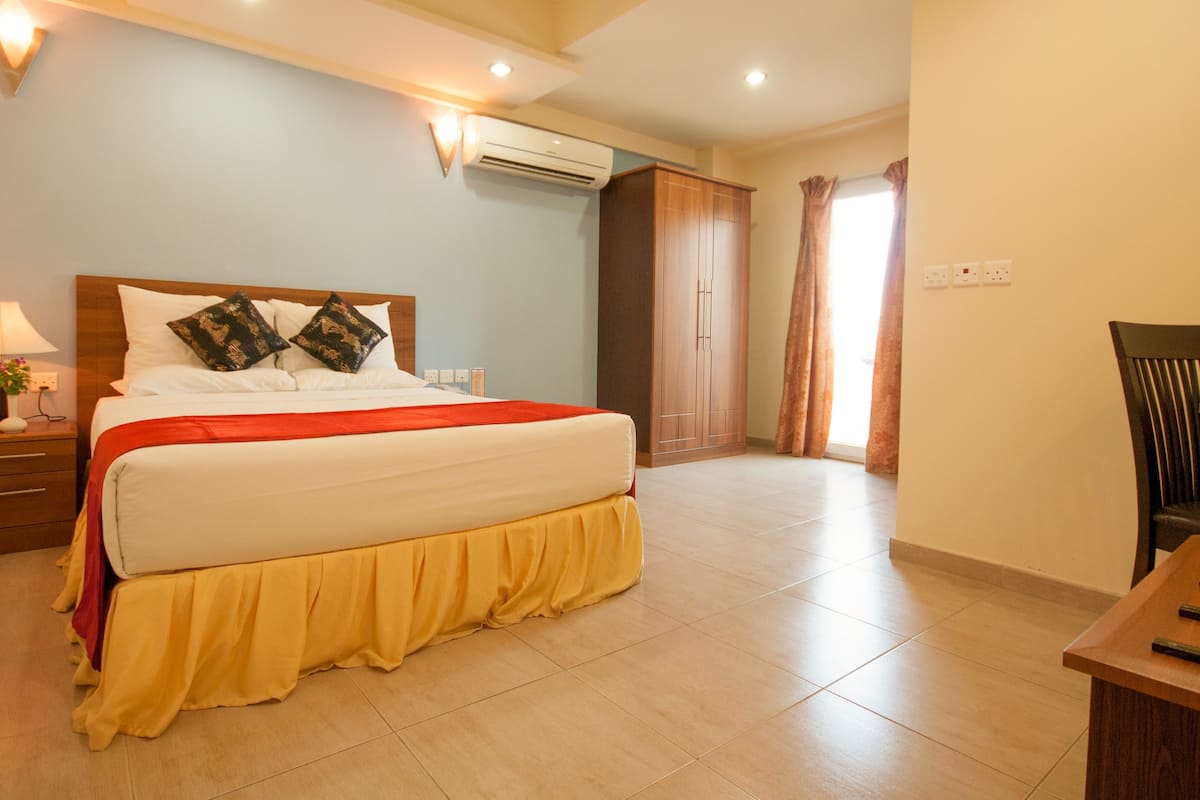 Premium bedding, minibar, in-room safe, desk
