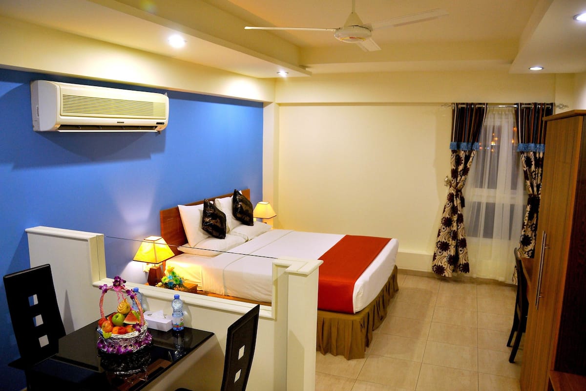 Business Studio Suite, 1 Bedroom, Kitchen | Premium bedding, minibar, in-room safe, desk