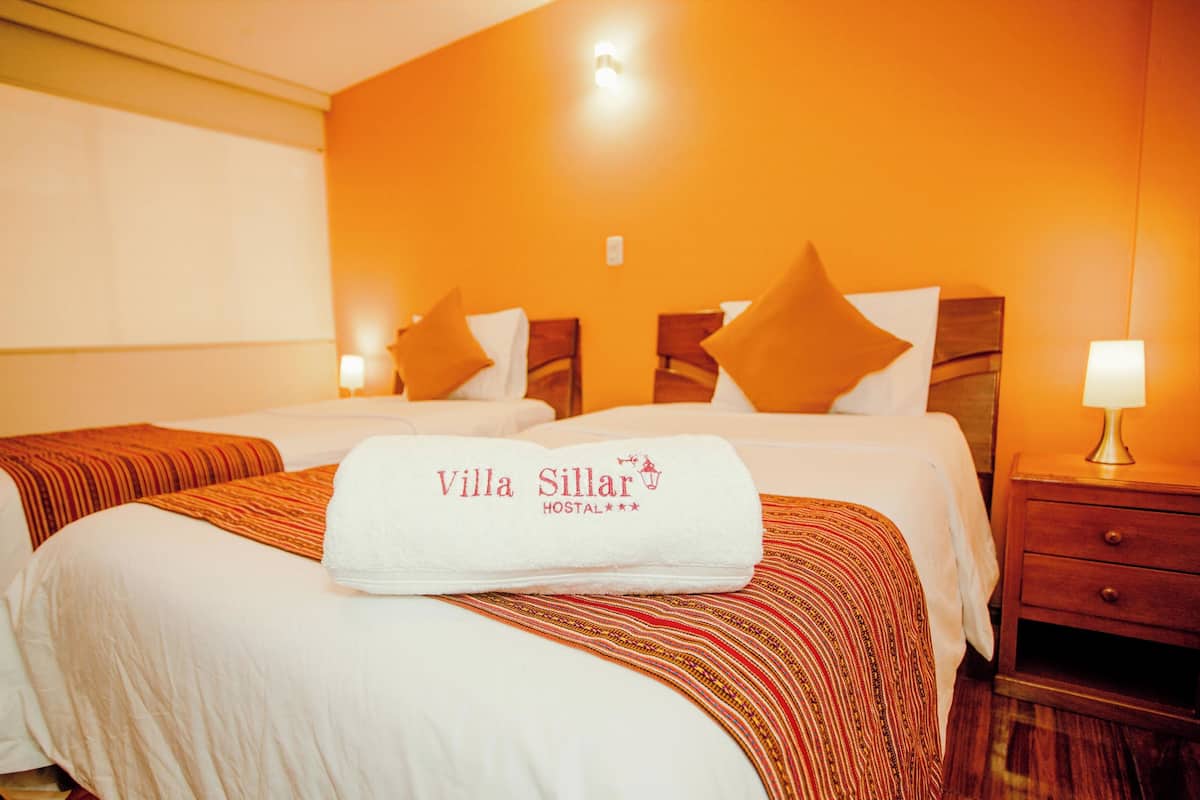 Habitacion Doble | Camas con pillow-top, caja de seguridad en la habitación y escritorio