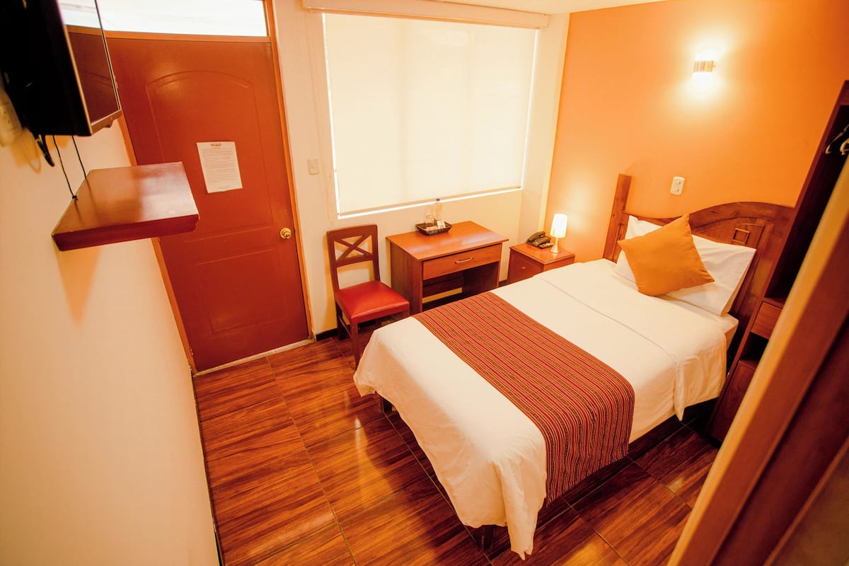 Habitación individual | Camas con pillow-top, caja de seguridad en la habitación y escritorio