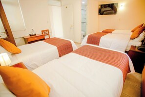 Pillowtop beds, in-room safe, desk, blackout drapes - Hostal Villa Sillar (Arequipa)