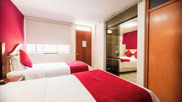 Pillowtop-patjalliset sängyt, tallelokero huoneessa, työpöytä