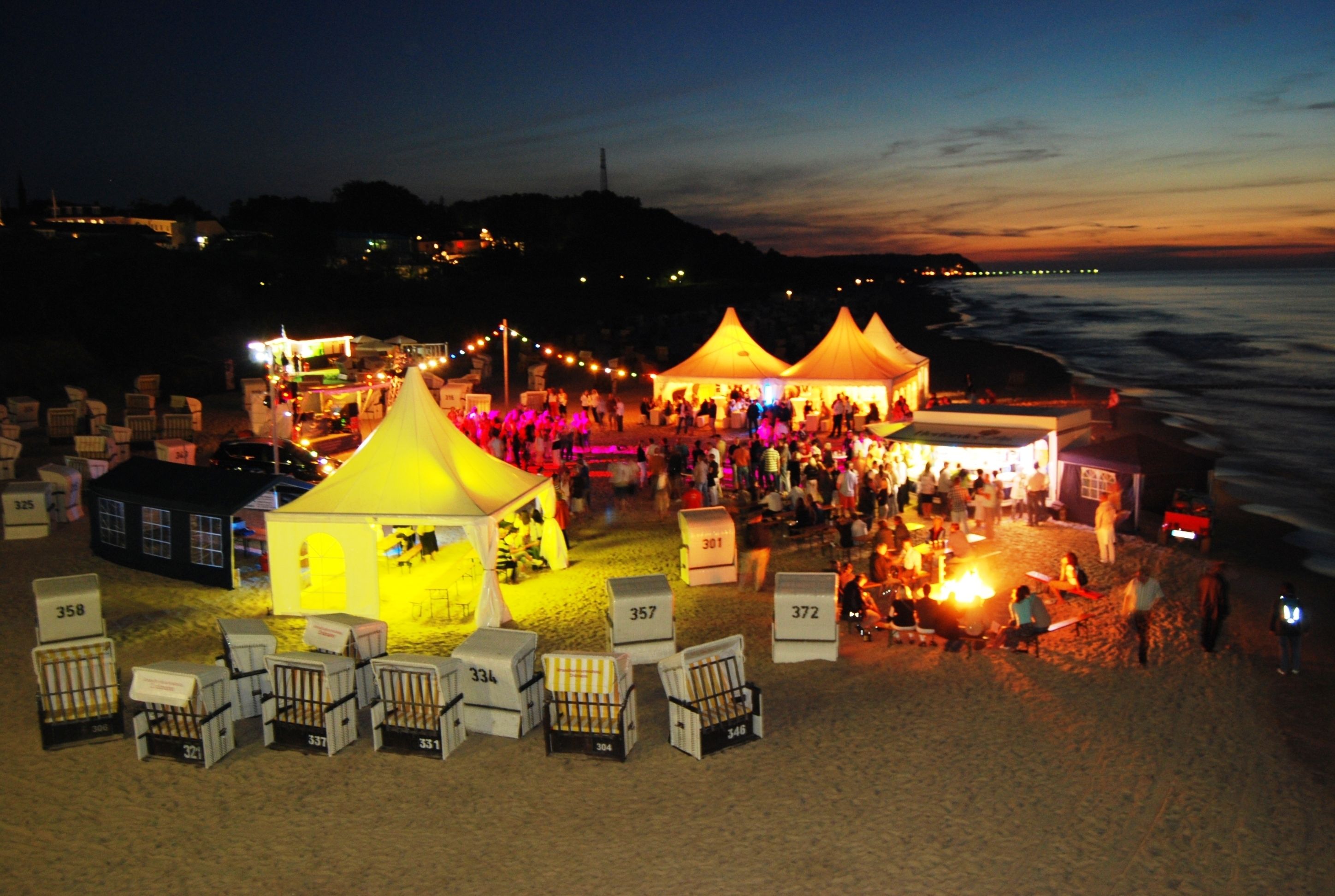 beach nearby, beach bar