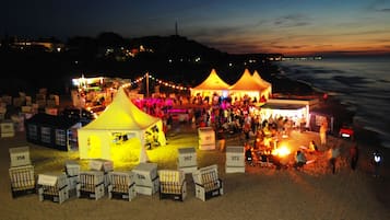Una playa cerca, bar en la playa