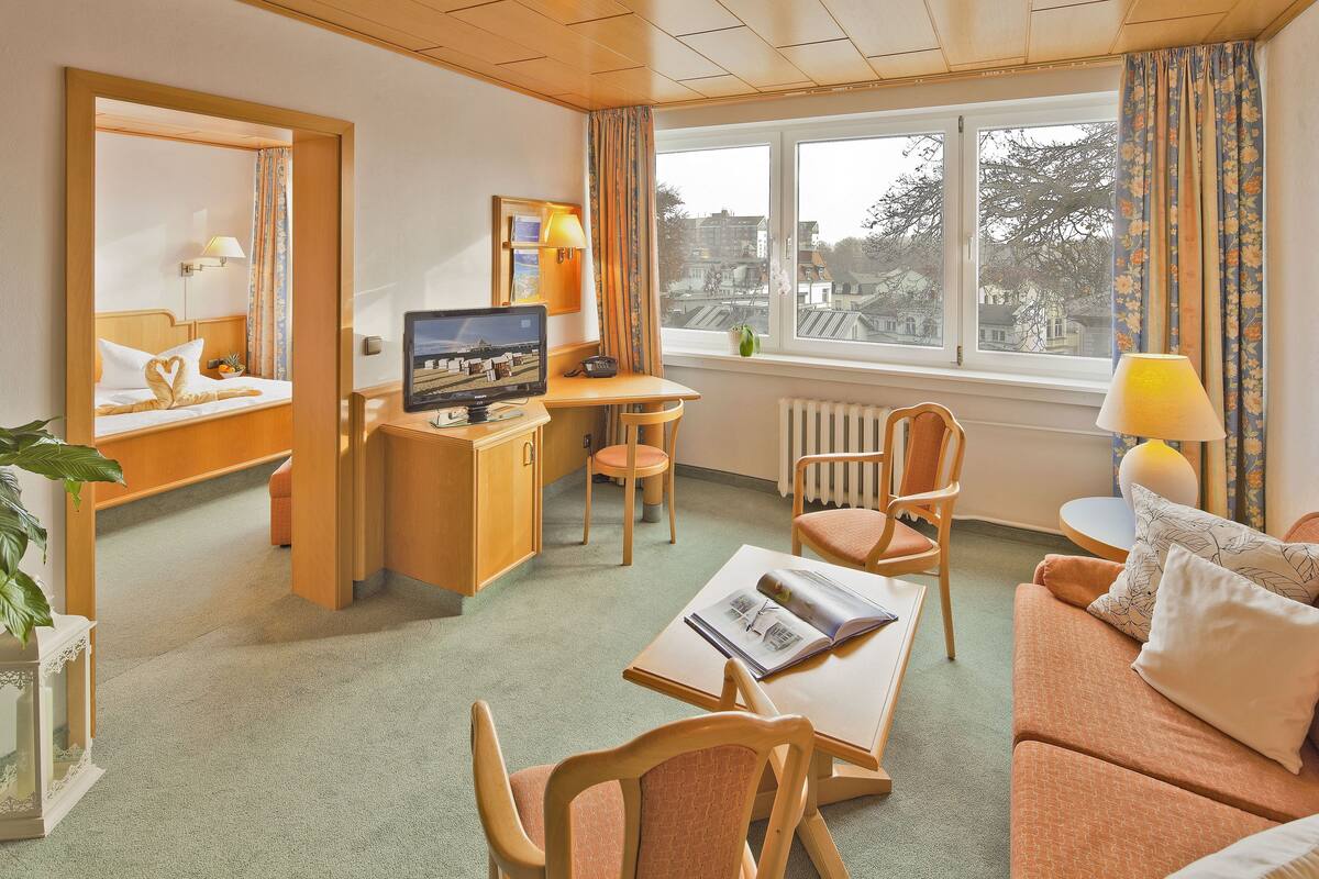 family room | living area | flat-screen tv