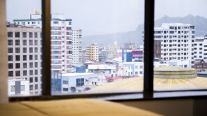 Værelse med 2 enkeltsenge | Pengeskab på værelset, skrivebord, mørklægningsgardiner, lydisolering