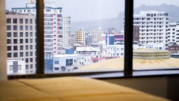 Chambre avec lits jumeaux | Coffres-forts dans les chambres, décoration personnalisée